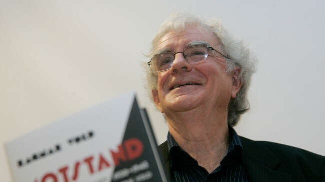 Jan Erik Vold, 22.11.2006. Under landsering av Ragnar Volds bok (Foto: Morten Holm/Scanpix) Jan Erik Vold, 22.11.2006. Under landsering av Ragnar Volds bok (Foto: Morten Holm/Scanpix)