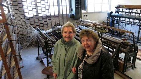 Søstrene Gudrun Sletten og Åse Gundersen har arbeidet på Sjølingstad Uldvarefabrikk hele livet. (Foto: Jan Henrik Ihlebæk/NRK) Søstrene Gudrun Sletten og Åse Gundersen har arbeidet på Sjølingstad Uldvarefabrikk hele livet. (Foto: Jan Henrik Ihlebæk/NRK)