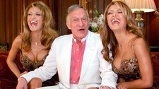 Hugh Hefner med damer (Foto: MARK J. TERRILL/AP)