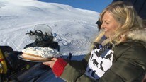 Eli Kari Gjengedal og Rune Granli Slettemark viser hvordan snøskred utløses. (Foto: Kjell Jøran Hansen/NRK)