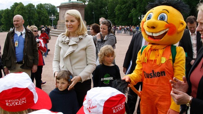 Kronprinsesse Mette-Marit og prinsesse Ingrid Alexandra tok i mot Miljøagentparaden på Slottsplassen (Foto: Åserud, Lise/SCANPIX) Kronprinsesse Mette-Marit og prinsesse Ingrid Alexandra tok i mot Miljøagentparaden på Slottsplassen (Foto: Åserud, Lise/SCANPIX)