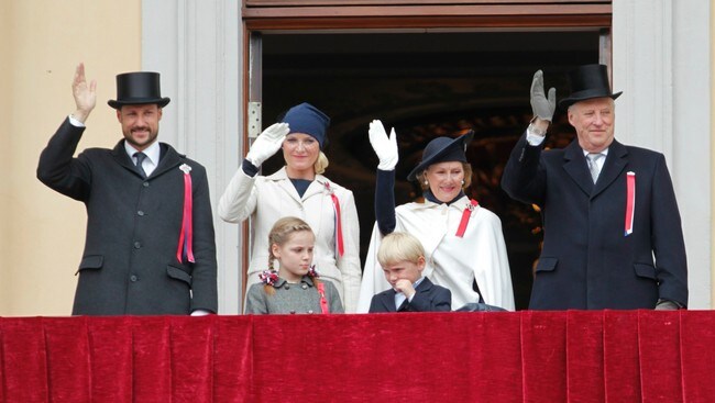 Slottsbalkongen 17. mai 2012 (Foto: Varfjell, Fredrik/NTB scanpix) Slottsbalkongen 17. mai 2012 (Foto: Varfjell, Fredrik/NTB scanpix)
