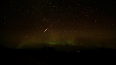 Leonidene og nordlys på Andøya (Foto: Kenneth Pettersen)