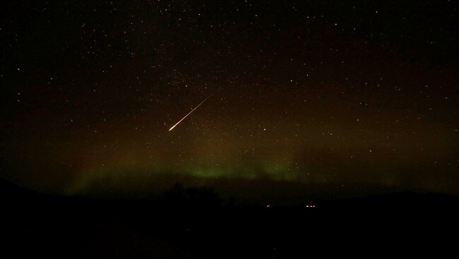 Leonidene og nordlys på Andøya (Foto: Kenneth Pettersen) Leonidene og nordlys på Andøya (Foto: Kenneth Pettersen)