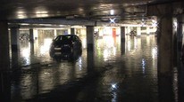 Vannlekkasje parkeringshus (Foto: Christine Lensberg/NRK)
