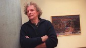 Frans Widerbergs kaos og farger - Her møter du billedkunstneren Frans Widerberg (f.1934). Han er mest kjent for sine store malerier i gult, rødt og blått, som forestiller langstrakte, svevende menneske- og hestefigurer i ulike landskap og bakgrunner. Dette motivet har han i stor grad stått fast ved og videreutviklet gjennom sin lange karriere.

Frans Widerberg regnes som en av de mest sentrale norske kunstnerne i Norge de siste 50 åra.