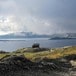 Hovedhytta til høyre og sikringshytta har flott utsikt over Holmavatnet.