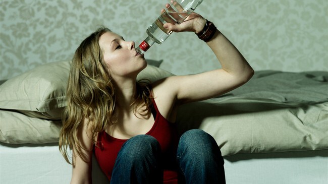 Kvinne med spritflaske (Foto: Sinar 2) Kvinne med spritflaske (Foto: Sinar 2)