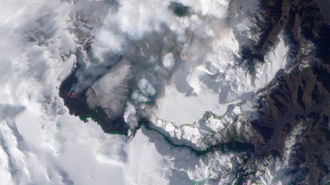 Flytende magma kommer ut av isdekte Eyfjallajøkull (Foto: NASA/REUTERS) Flytende magma kommer ut av isdekte Eyfjallajøkull (Foto: NASA/REUTERS)
