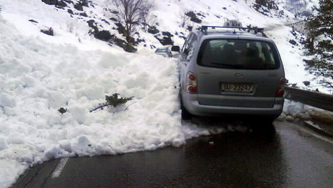 Drosje treft av snøskred i Eidsfjorden. (Foto: Hanne Mjåseth)