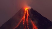 epa01974049 Lava cascades down the slopes of Mayon Volcano anew in a mild eruption as seen from Lega