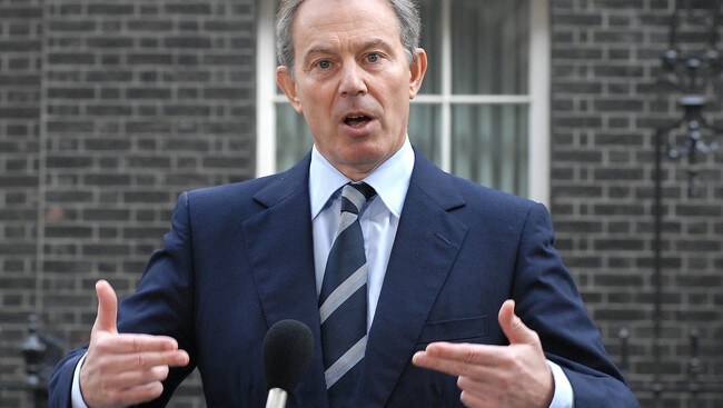 Storbritannias statsminister Tony Blair utenfor nr. 10 Downing Street. (Foto: BERTRAND LANGLOIS/AFP)