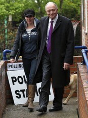 Ken Livingstone og kona Emma Beal (Foto: JUSTIN TALLIS/Afp) Ken Livingstone og kona Emma Beal (Foto: JUSTIN TALLIS/Afp)