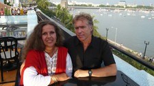 Line Kristin Woldbeck og Arne Strømme i Mumbai (Foto: Joar Hoel Larsen/NRK ) Line Kristin Woldbeck og Arne Strømme i Mumbai (Foto: Joar Hoel Larsen/NRK )