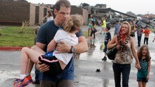 Lærer bærer vekk elever fra Briarwood Elementary school i Moore, Oklahoma (Foto: Paul Hellstern/Ap) Lærer bærer vekk elever fra Briarwood Elementary school i Moore, Oklahoma (Foto: Paul Hellstern/Ap)