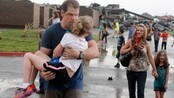 Lærer bærer vekk elever fra Briarwood Elementary school i Moore, Oklahoma (Foto: Paul Hellstern/Ap) Lærer bærer vekk elever fra Briarwood Elementary school i Moore, Oklahoma (Foto: Paul Hellstern/Ap)