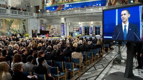 Barack Obama på tv-skjerm under Nobelseremonien (Foto: Sigurdsøn, Bjørn/Scanpix) Barack Obama på tv-skjerm under Nobelseremonien (Foto: Sigurdsøn, Bjørn/Scanpix)