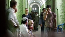 Fanger i den gamle delen av Sarposa-fengselet i Kandahar tirsdag. (Foto: OLEG POPOV/Reuters) Fanger i den gamle delen av Sarposa-fengselet i Kandahar tirsdag. (Foto: OLEG POPOV/Reuters)