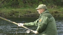 Pinsehelga er kong Harald på laksefiske i Bjøra i Namdalen. Dette bildet er tatt på en tidligere tur (Foto: NRK) Pinsehelga er kong Harald på laksefiske i Bjøra i Namdalen. Dette bildet er tatt på en tidligere tur (Foto: NRK)