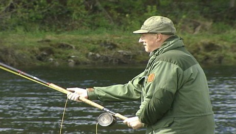 Pinsehelga er kong Harald på laksefiske i Bjøra i Namdalen. Dette bildet er tatt på en tidligere tur (Foto: NRK)