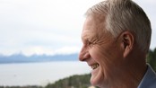 Se opp for flagg-forsøpling - Tidligere fylkesmann, Ottar Befring, er redd de nye flaggreglene ved offentlige bygg som rådhus, kan skil fullstendig ut i flagg-vanvidd.