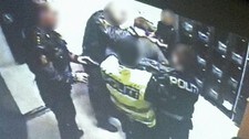 Voldelig pågripelse (Foto: Politiets overvåkningskamera)