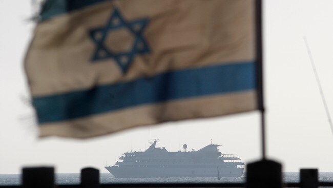 Mavi Marmara skimtes bak det israelske flagget (Foto: AMIR COHEN/Reuters) Mavi Marmara skimtes bak det israelske flagget (Foto: AMIR COHEN/Reuters)