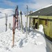 Ski klar for ny dag i påskesnøen ved Selhamar.