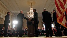 Barack Obama gratulerer den nye CIA-sjefen John Brennan (Foto: KEVIN LAMARQUE/Reuters) Barack Obama gratulerer den nye CIA-sjefen John Brennan (Foto: KEVIN LAMARQUE/Reuters)