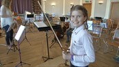 Orkesterseminar for ungdom - Tine Sofie viser NRKs reporter rundt på et orkesterseminar for ungdom. 