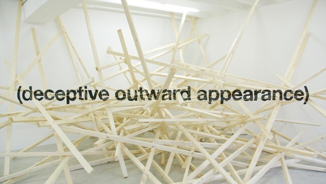 Ole Martin Lund Bøs 'Deceptive outward appearance' fra 'Lights On' (Foto: Astrup Fernley Museet) Ole Martin Lund Bøs 'Deceptive outward appearance' fra 'Lights On' (Foto: Astrup Fernley Museet)