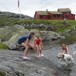 Guro Trettenes, Oda Hamre Skjørestad, Sofie Koll Kristensen og Brage Hamre Skjørestad koser seg sammen med hunden Gordo i vatnet like ved Stranddalshytta