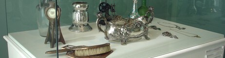 Utstilte gjenstander i jugendstil. (Foto: Nina Skurtveit/NRK) Utstilte gjenstander i jugendstil. (Foto: Nina Skurtveit/NRK)
