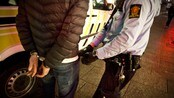 Frå paradegate til slagmark - Frå paradegate til slagmark er ein multimedia om ei gate som endrar karakter gjennom døgnet. Historia blir fortalt med stemmene til tre erfarne politifolk som har jobba på Karl Johan i mange år. Multimedia: Simon Solheim/NRK