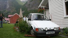 Denne bilen stal tjuvane i Undredal. Den vart parkert på verandaen til Magne Undredal. (Foto: Arne Veum)