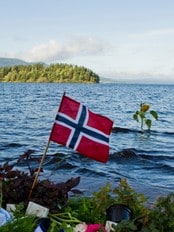 flagg ved utøya (Foto: Roald, Berit/Scanpix) flagg ved utøya (Foto: Roald, Berit/Scanpix)