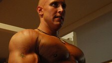 Arild Haugen viser muskler