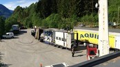 Her kjem den eine traileren med produksjonsutstyr - Vindaugefabrikken Fjordglas i Luster investerer 20 millionar kroner i den mest avanserte produksjonsmaskina for vindauge i Europa.