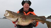 Svein Atle Olaussen med torsk på 18,8 kilo (Foto: Thomas Hellum/NRK)