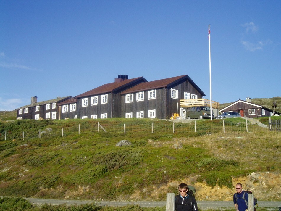 Grimsdalshytta har fått flere nye rom. Disse er i første etasje i det nye bygget (til høyre). Fra de nye rommene er det utsikt over dalen. I andre etasje er det spisesal, resepsjon og kjøkken