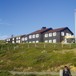 Grimsdalshytta har fått flere nye rom. Disse er i første etasje i det nye bygget (til høyre). Fra de nye rommene er det utsikt over dalen. I andre etasje er det spisesal, resepsjon og kjøkken