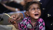 En pakistansk jente får hjelp ved DHQ-sykehuset
