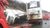 Vogntog i grøfta på E39 - Det var mykje arbeid som måtte gjerast før dei kunne byrje på sjølve berginga av vogntoget som i morgontimane gjekk i grøfta på E39 langs Jølstravatnet.