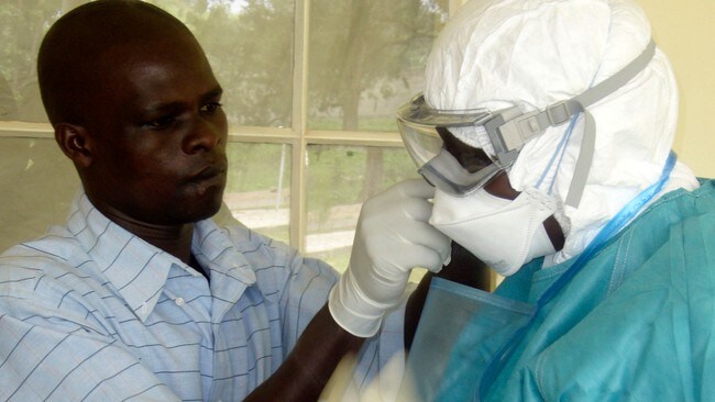 Helsearbeidere må beskytte seg mot Ebola-smitte (Foto: STR/REUTERS) Helsearbeidere må beskytte seg mot Ebola-smitte (Foto: STR/REUTERS)