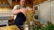 Video Lars Barmen lager pasta (Foto: Nyhetsspiller) Video Lars Barmen lager pasta (Foto: Nyhetsspiller)