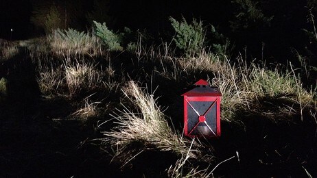 Lykt på ulykkesstedet (Foto: Bjørn Erik Rygg Lunde (mmsbilde)/NRK) Lykt på ulykkesstedet (Foto: Bjørn Erik Rygg Lunde (mmsbilde)/NRK)