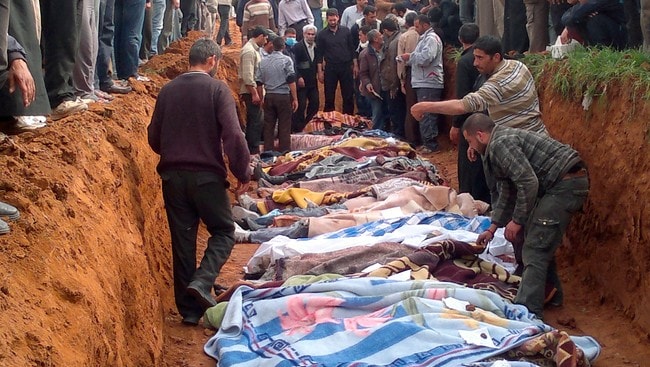 SYRIA/ People carry the body of men, whom activists say were killed by the Syrian government army, in Taftanaz village, (Foto: HANDOUT/Reuters) SYRIA/ People carry the body of men, whom activists say were killed by the Syrian government army, in Taftanaz village, (Foto: HANDOUT/Reuters)