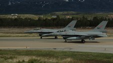 F-16 på Banak i Finnmark (Foto: Lill Tove Veimæl/NRK) F-16 på Banak i Finnmark (Foto: Lill Tove Veimæl/NRK)