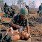 1967: En såret amerikansk soldat får hjelp til å drikke vann. 