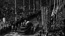 Båren til kong Haakon fraktes ned Karl Johan i Oslo 1. oktober 1957 (Foto: SCANPIX/SCANPIX)